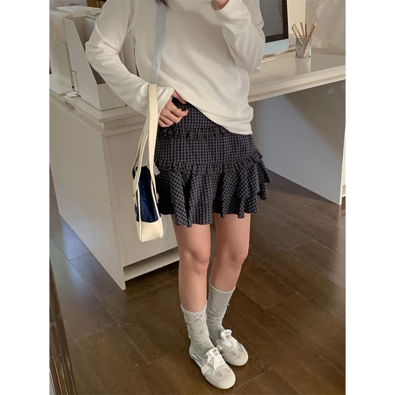 Real shot of retro plaid skirt for women in autumn design, small ruffle edge slim and versatile short skirt