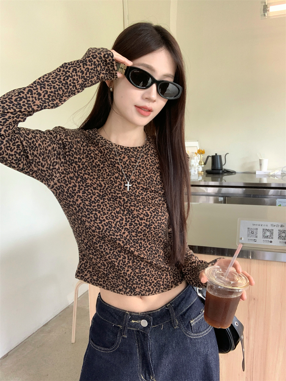 Real shot of leopard print hot girl round neck slim waist slim short long sleeve thick bottom shirt top for women