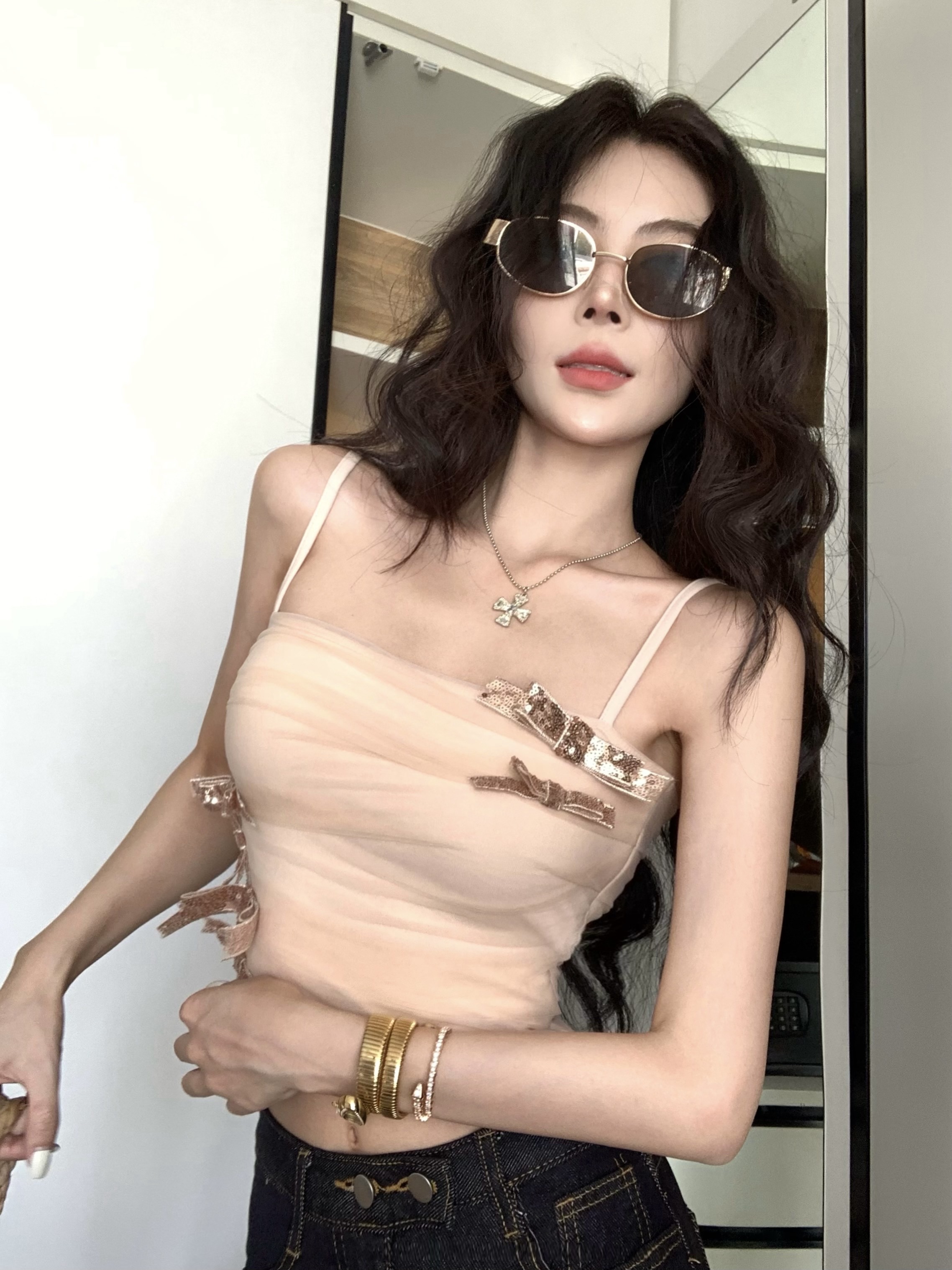 Real time: Three-dimensional embellishment of strap vest sequins bow decoration