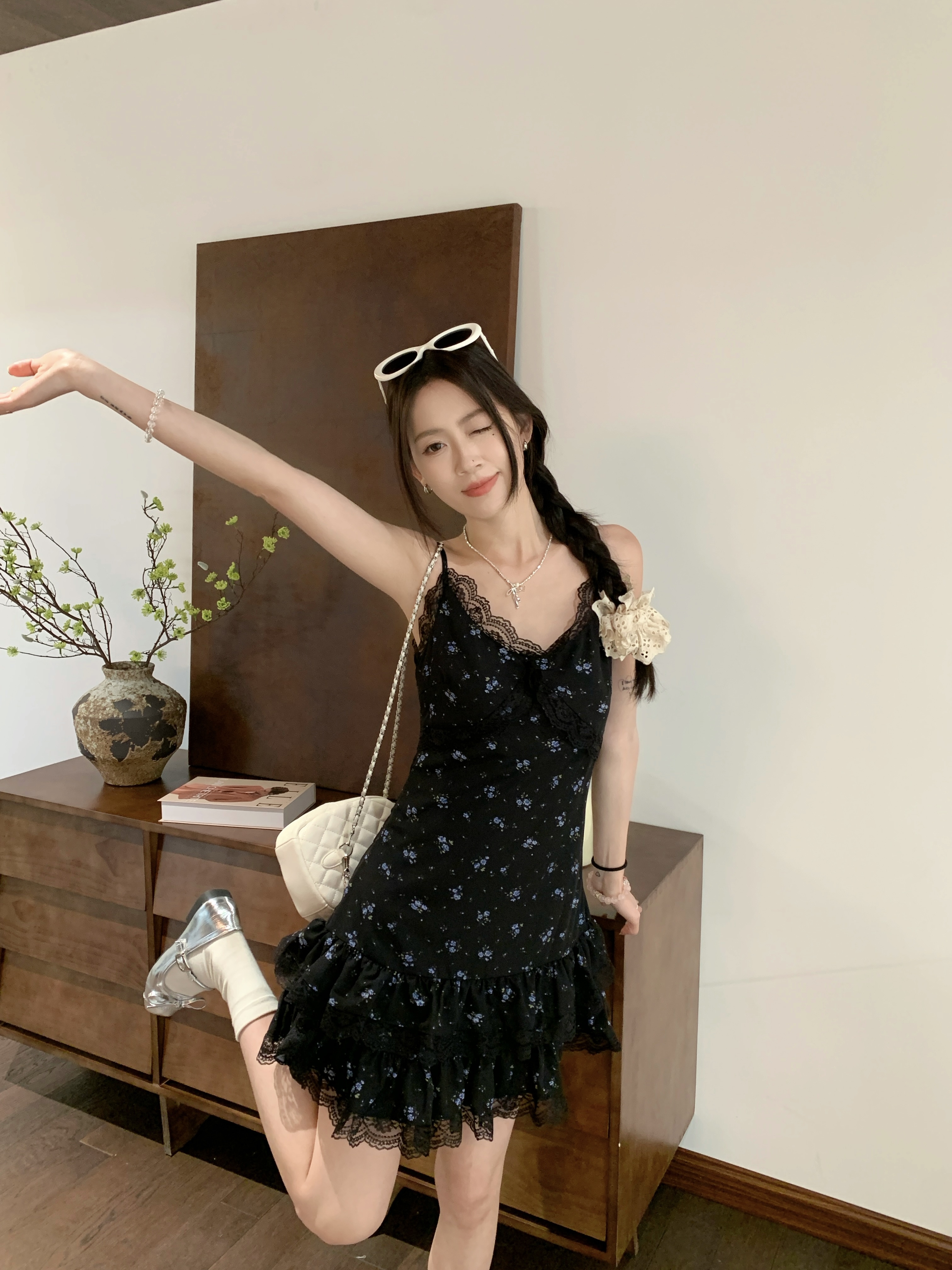 Real photo of pure French floral suspender dress for women's new waist-hugging slim small A-line short skirt