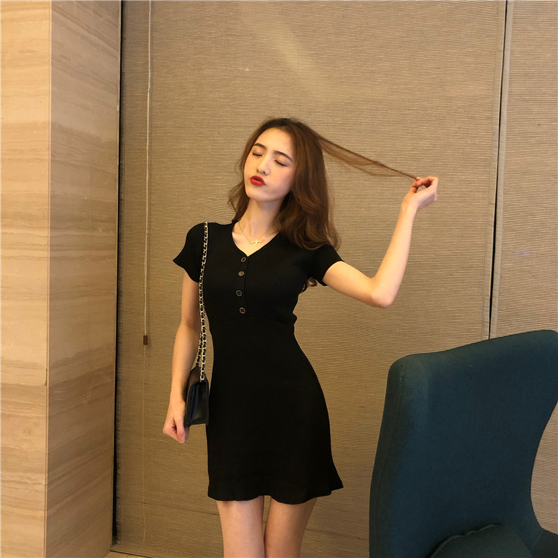 Real shot of French girl retro slim and slim high waist knitted dress with short sleeves