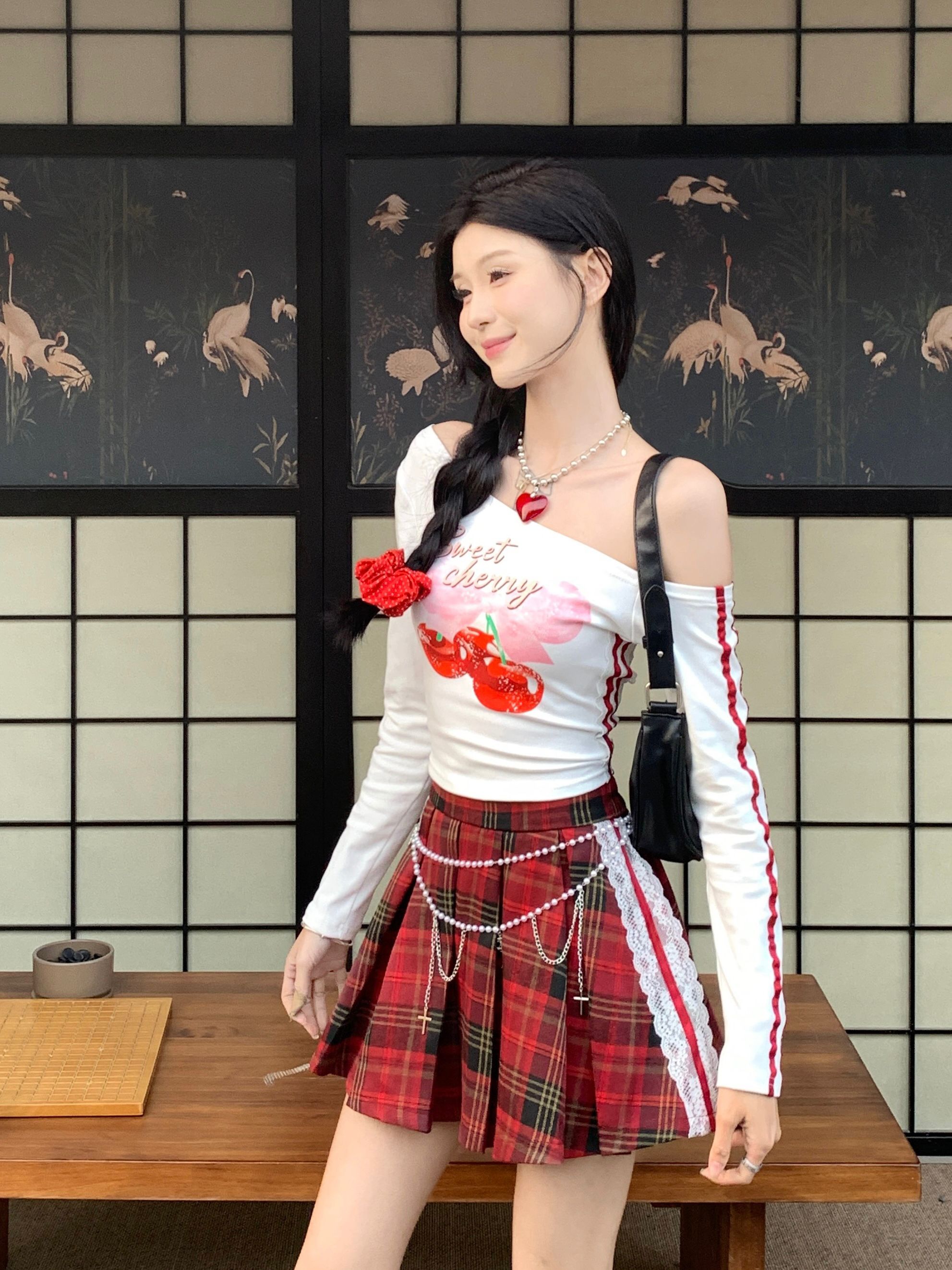 Real shot of pure and sexy hot girl lace spliced ​​long-sleeved T-shirt + plaid skirt sweet and fashionable suit autumn and summer