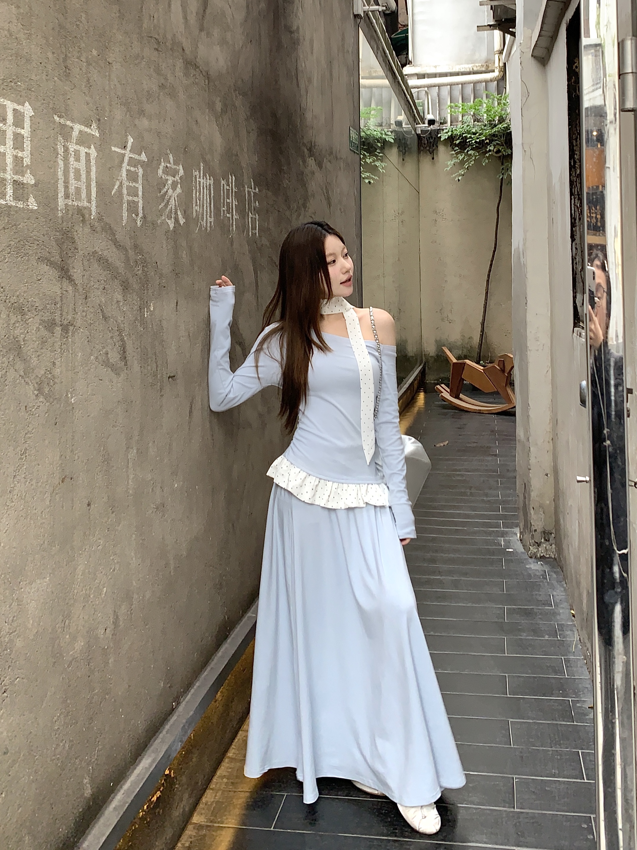 Real shot of pure hot girl one-shoulder polka dot chiffon spliced ​​long-sleeved base shirt + high-waisted skirt