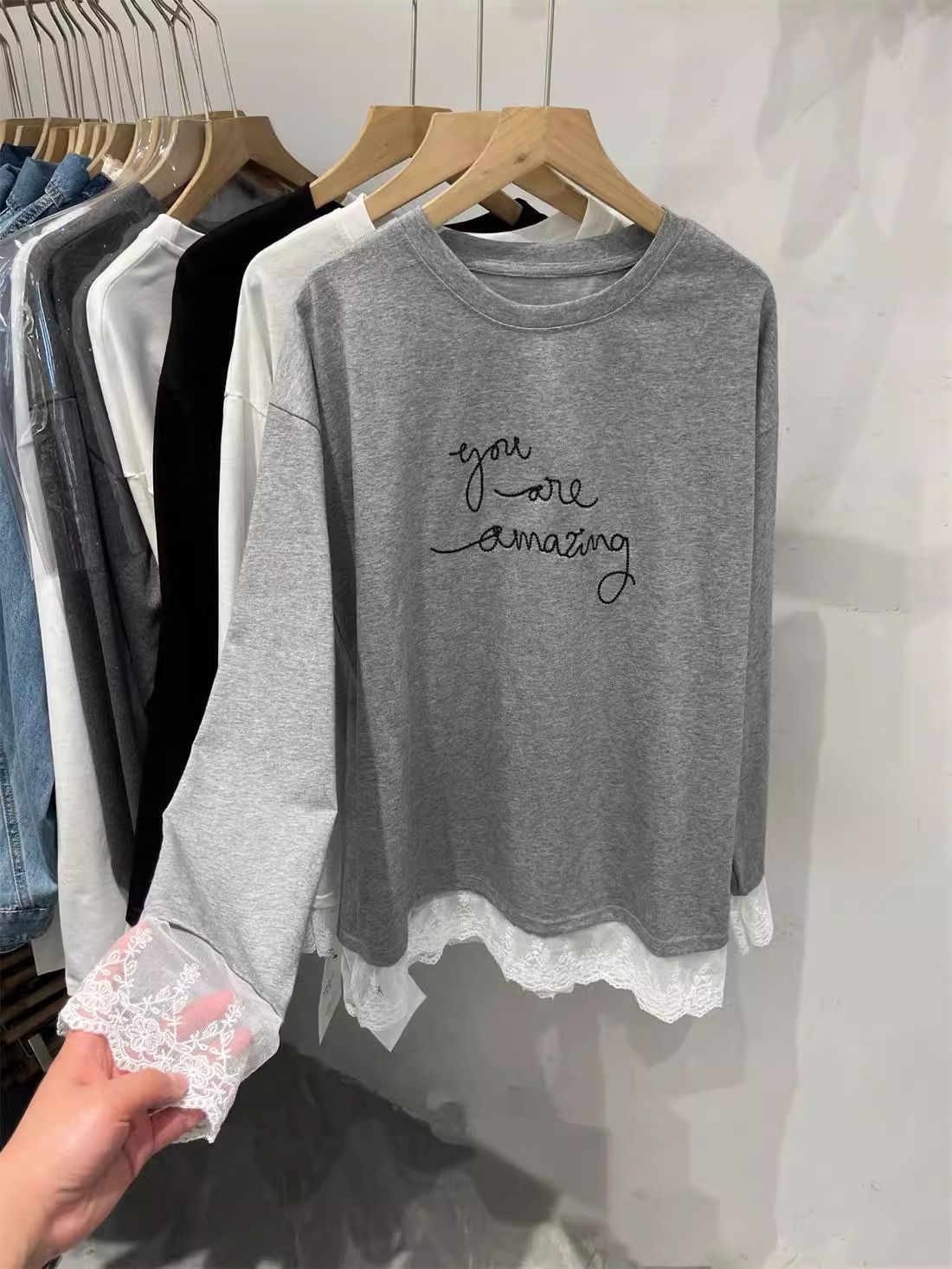 Extra large size 300 jin spring and autumn letter embroidered lace spliced ​​cotton T-shirt for women's round neck age-reducing layered top