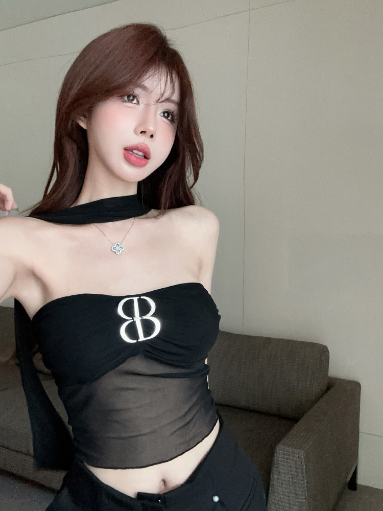 Real shot of streamer one-length strapless vest