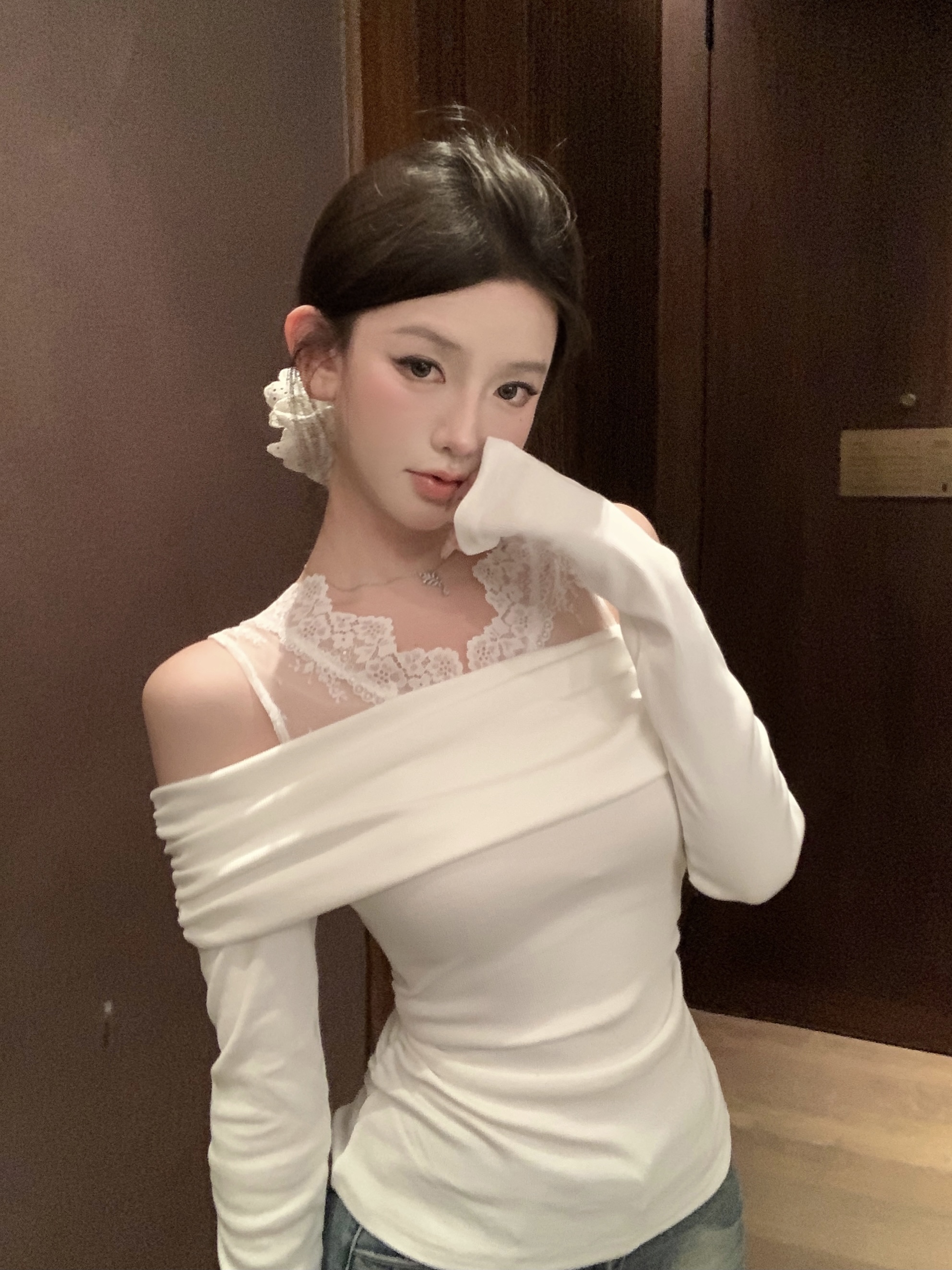 Real shot of the new spring Korean style fashionable and versatile slim lace spliced ​​one-shoulder long-sleeved top