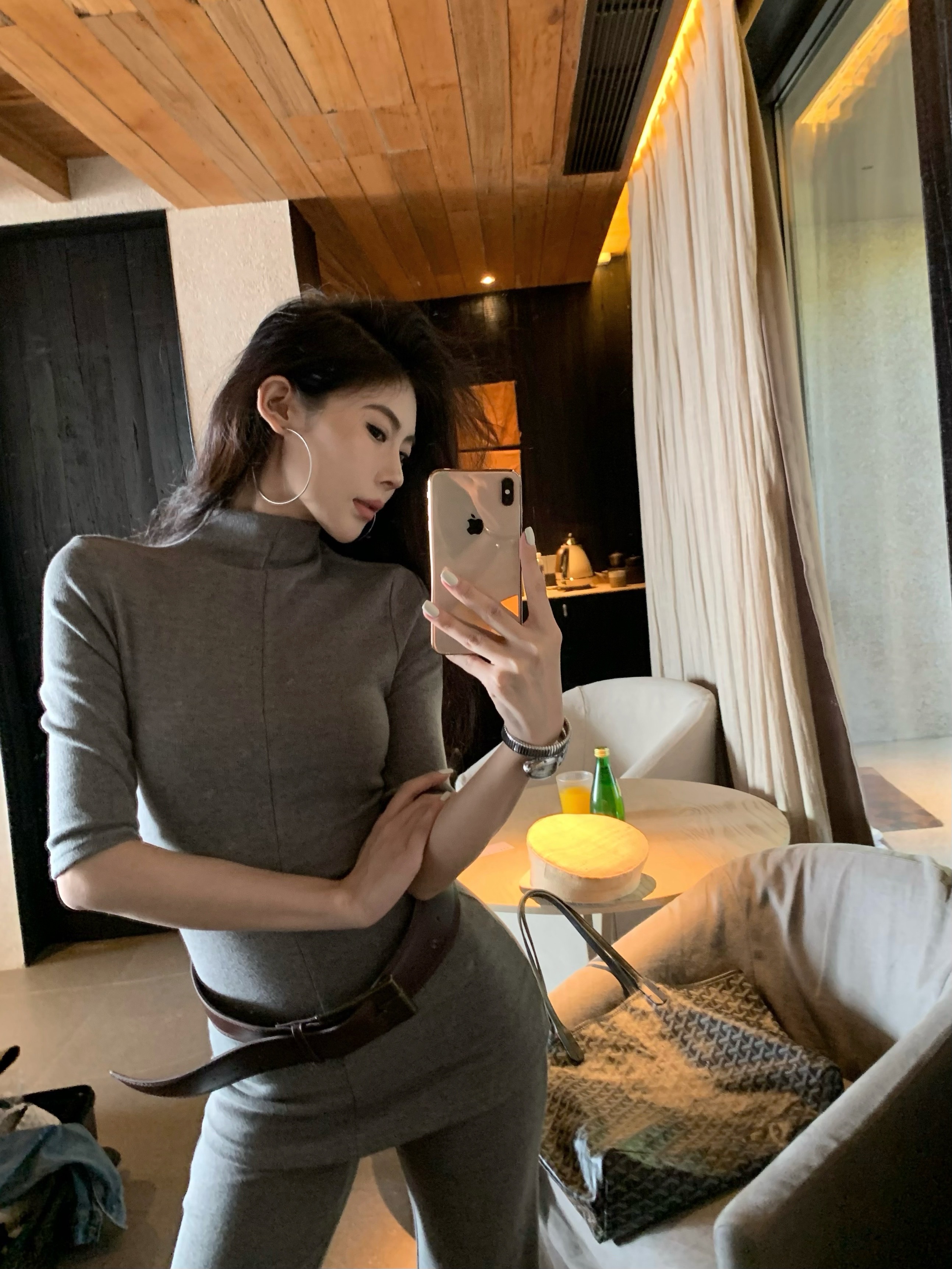 Real shot of textured commuting gray stretch slim set mid-sleeved top slim knitted trousers two-piece set