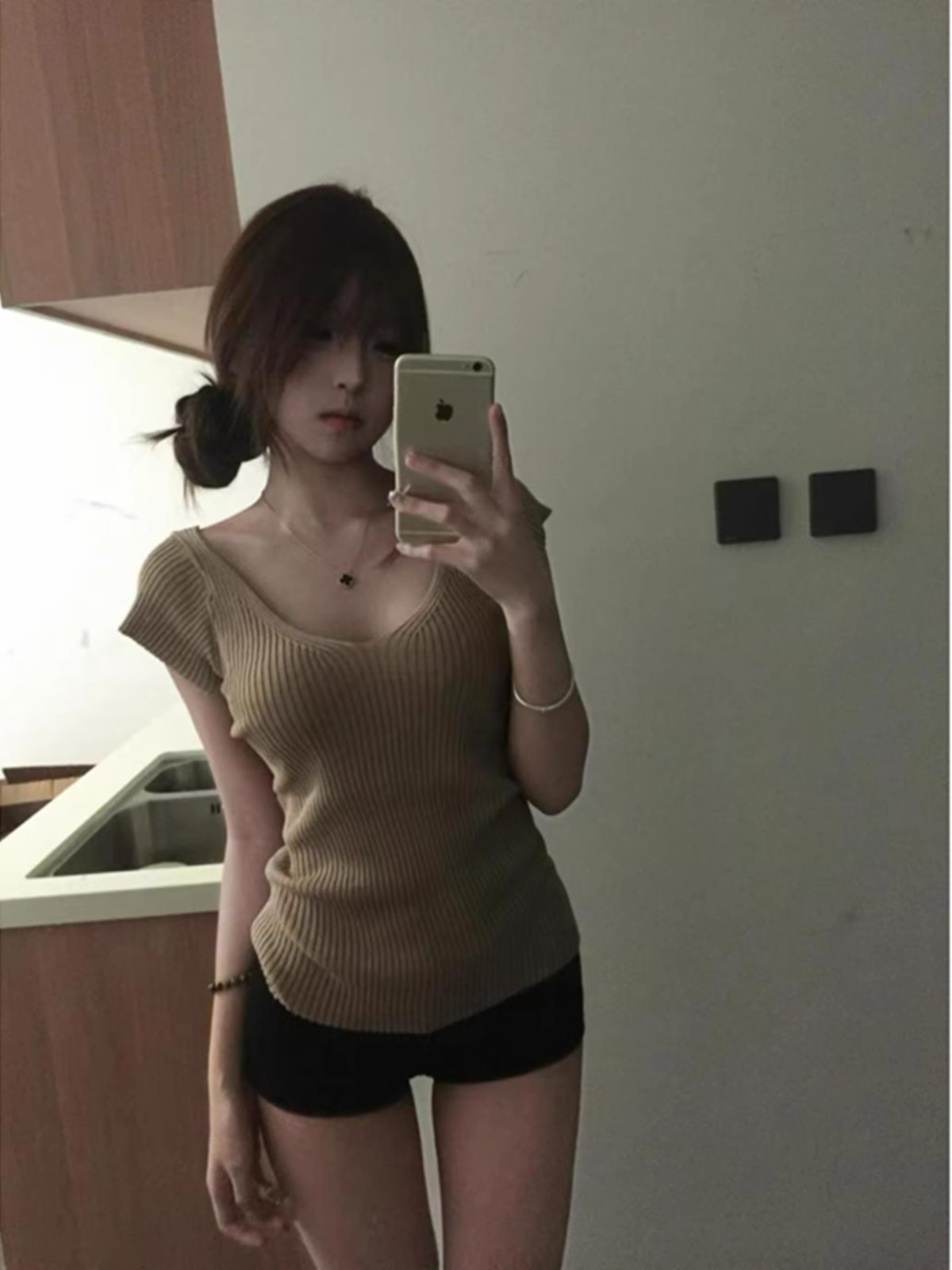 Korean V-neck pit knitted short-sleeved T-shirt for women in summer design niche slim fit slim hot girl base shirt top