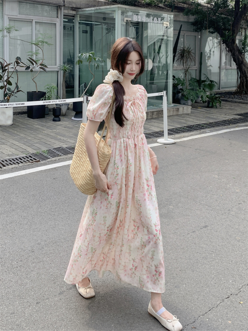 Real shot, atmosphere, oil painting temperament, waist-hugging printed floral dress, gentle and slim dating long skirt 2025