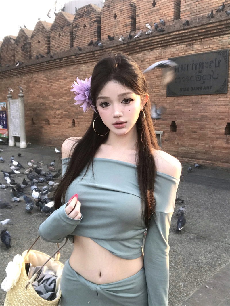 Real-life style hot girl with stylish temperament can be a one-shoulder long-sleeved top with slim fishtail skirt with long skirt with two-piece set