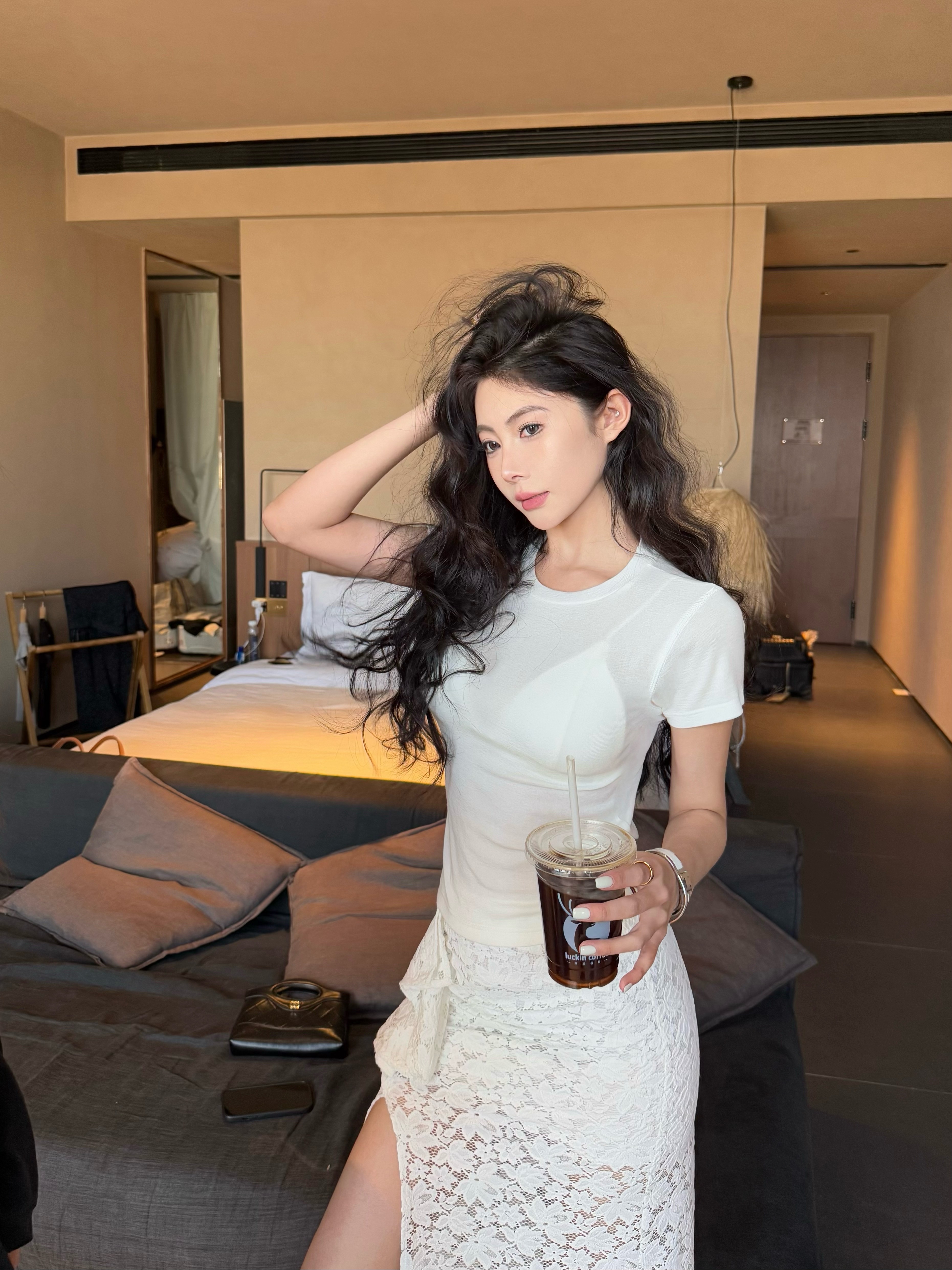 Real shot Simple and versatile basic short-sleeved T-shirt top is higher than lace slit skirt