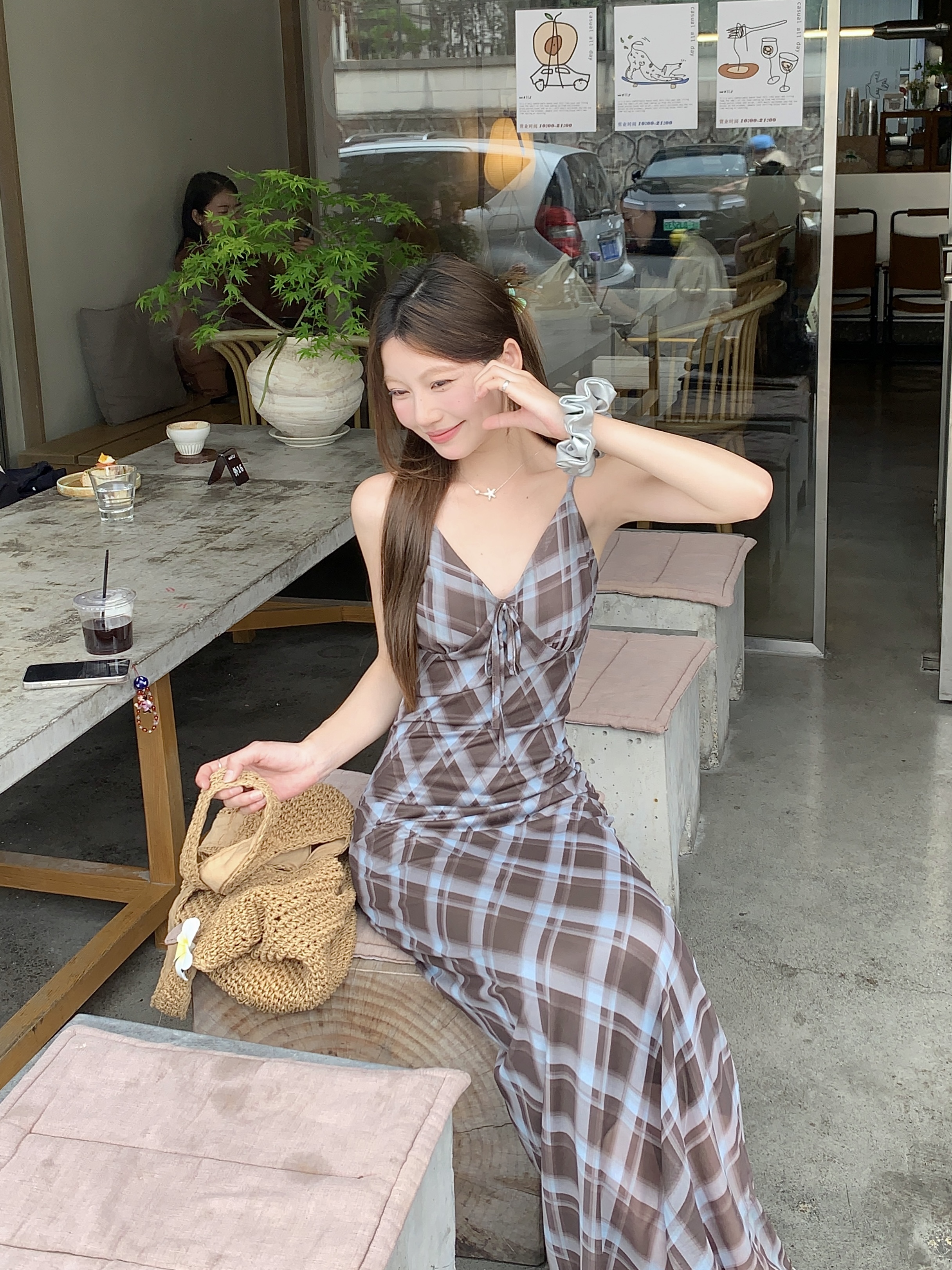 Real shot of American retro hot girls V-neck contrasting diamond mesh long dress Slim hip-packing suspender skirt