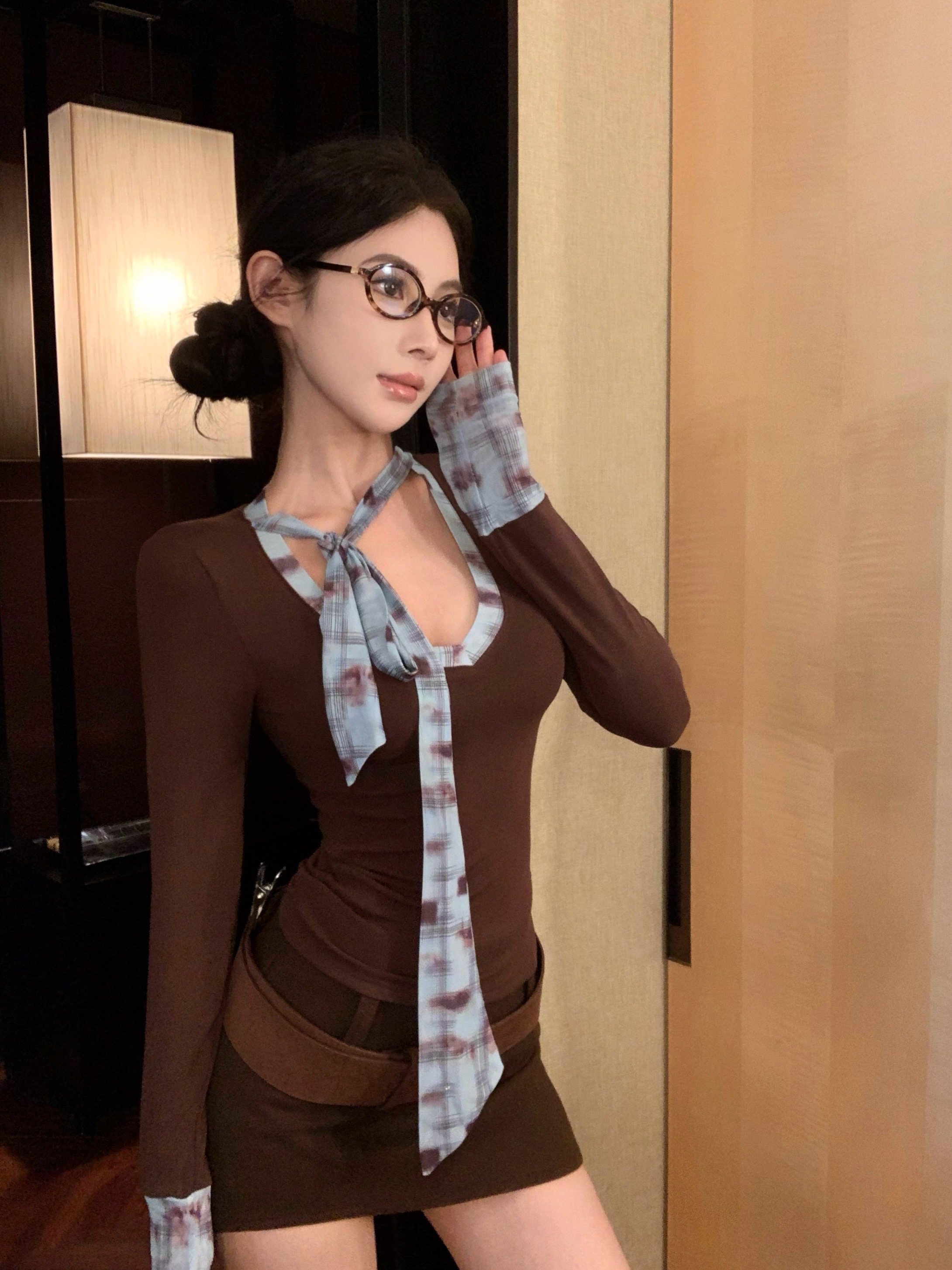 Real shot of temperament V-neck strap color-blocking top with waist-hugging slim long-sleeved T-shirt