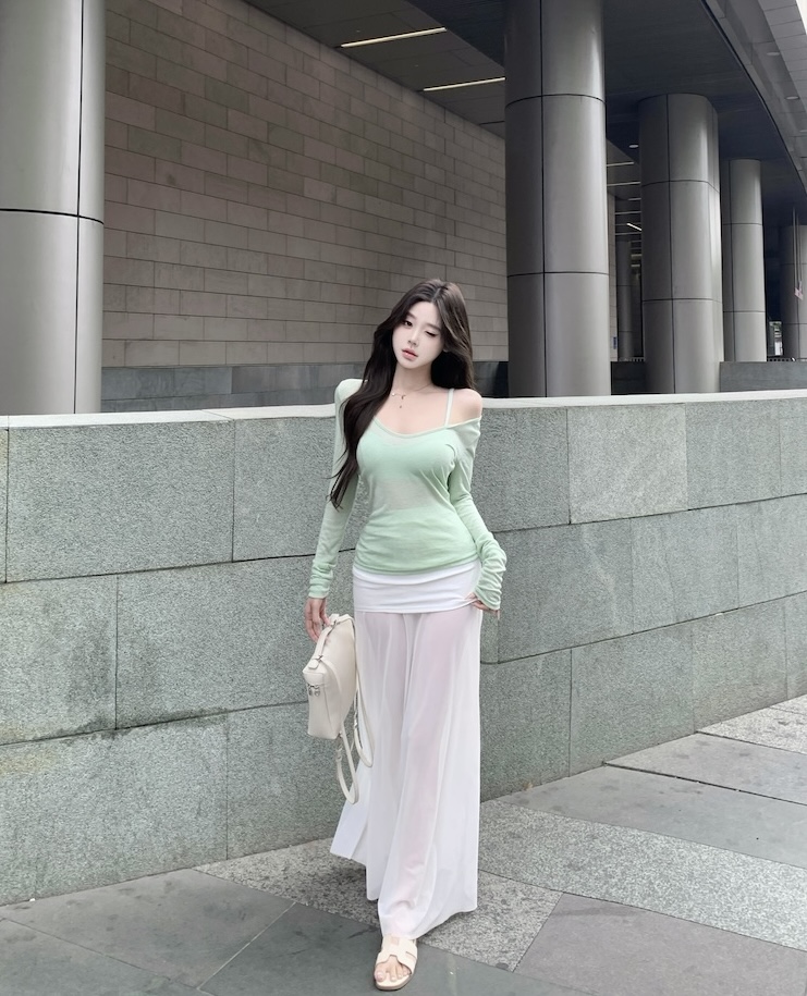 Real shot of sexy beautiful back with long-sleeved sunscreen top two-piece set + high-waisted chiffon skirt