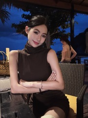 Real shot, slim-fitting dress, simple semi-high neck and temperament vest skirt