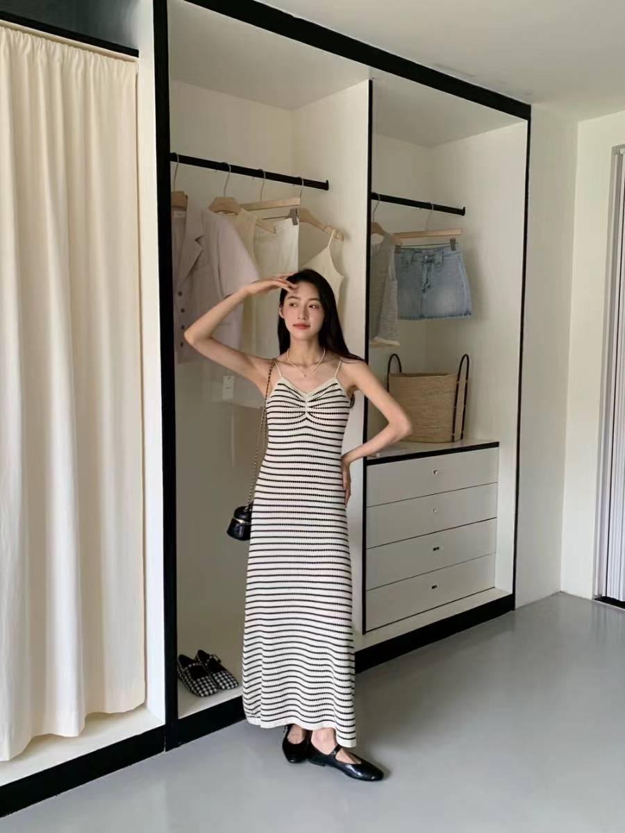 Korean contrasting striped knitted suspender dress for women 2025 autumn new French temperament slim slim long skirt