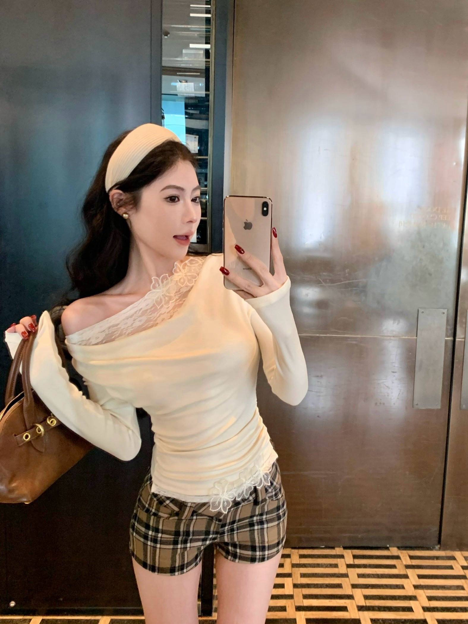 Real shot of lace inner layer splicing design pure slanted shoulder top retro plaid shorts