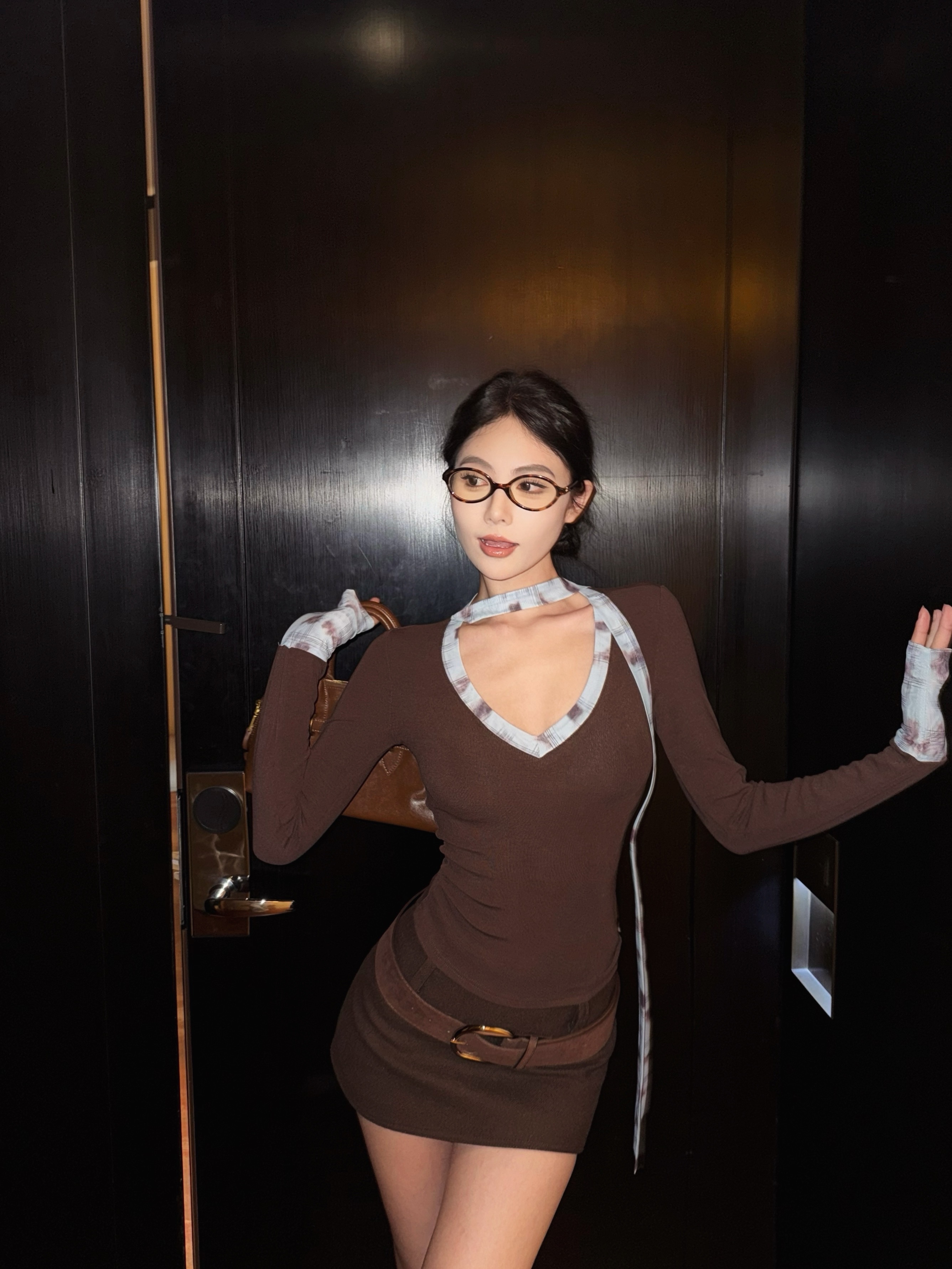 Real shot of temperament V-neck strap color-blocking top with waist-hugging slim long-sleeved T-shirt