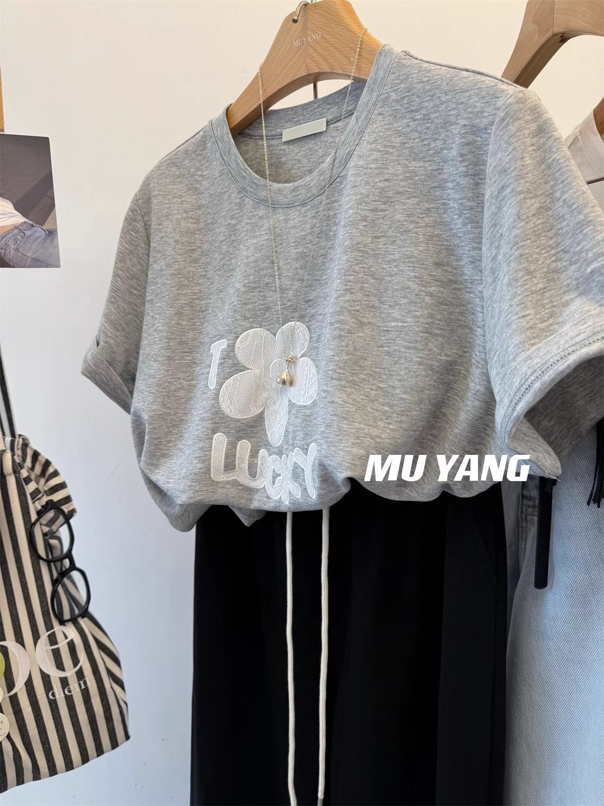 Extra large size 300 kilograms, small flower control tee! Korean lace flower short-sleeved T-shirt women's 2025 spring casual top