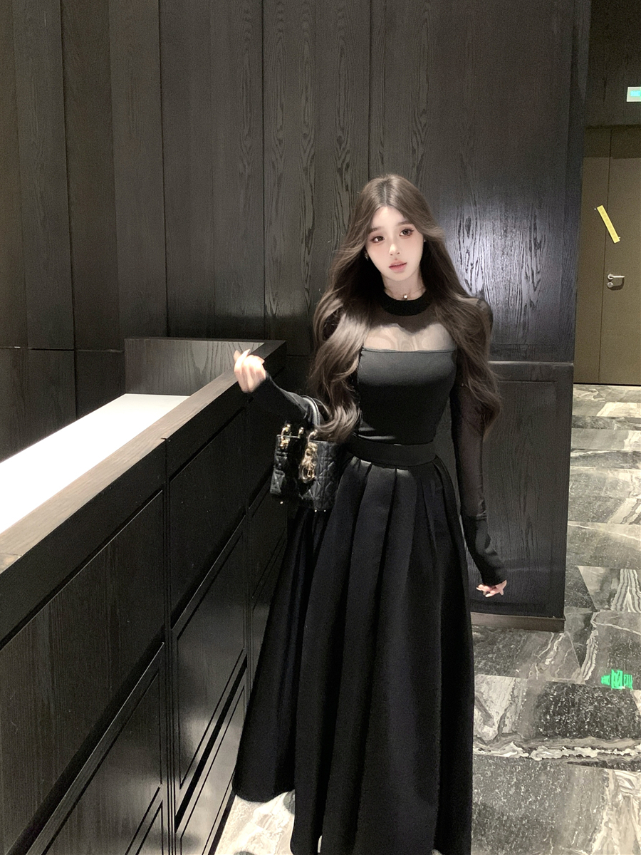 Real shot of retro pure temperament and fashionable slim sexy top T-shirt + pleated skirt for women