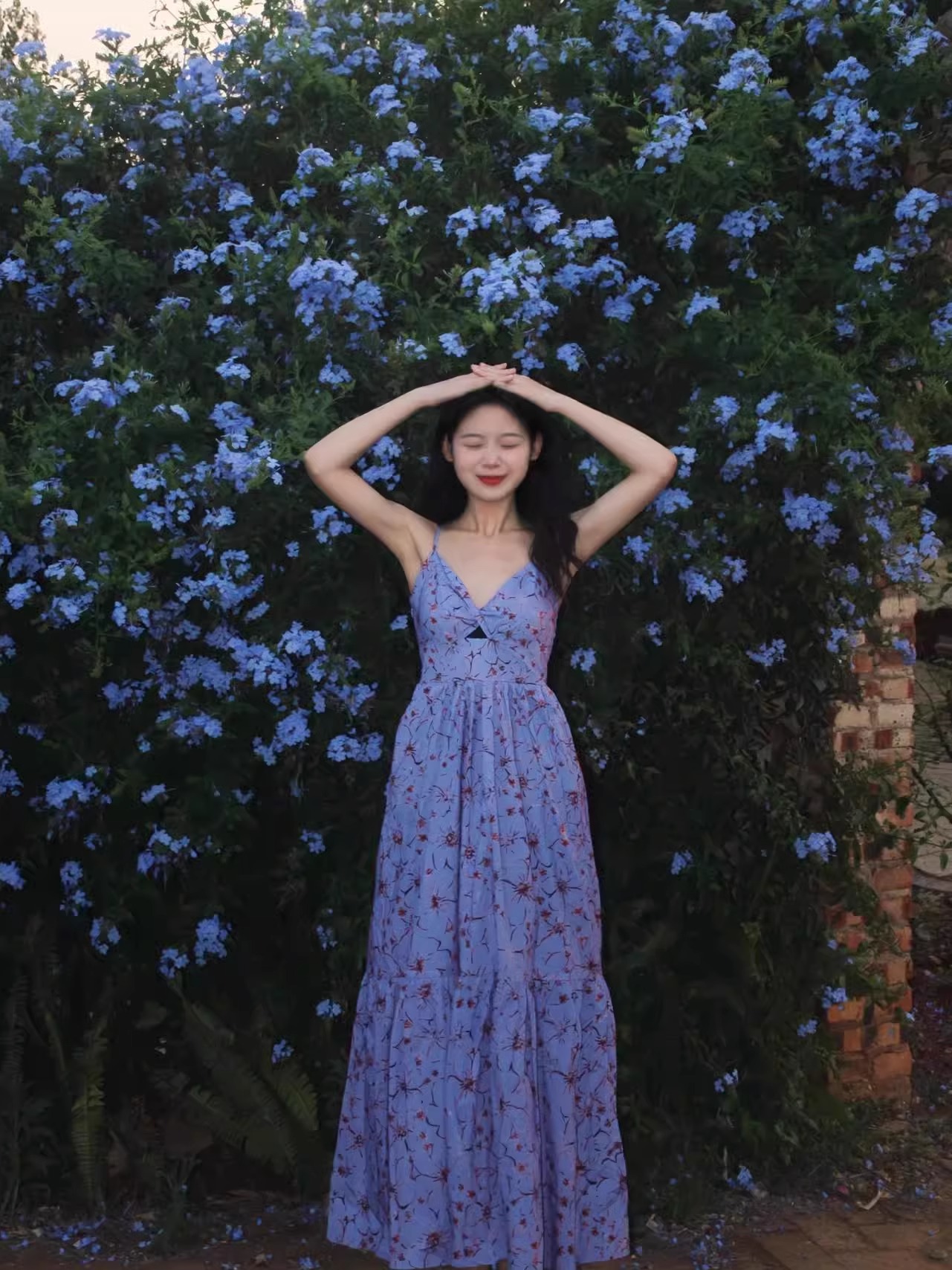 Large size French blue floral suspender dress for women in summer temperament V-neck backless vacation beach long skirt