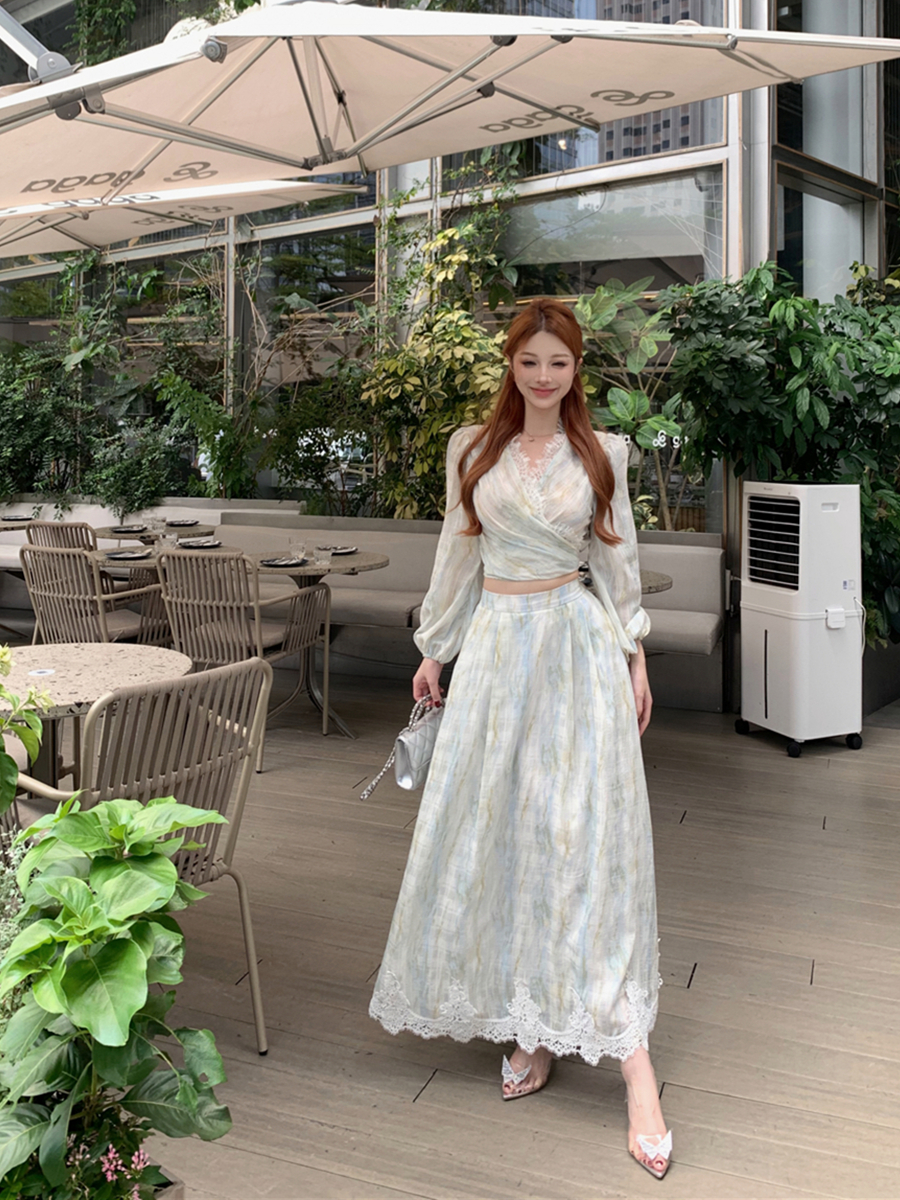Real shot of retro sexy temperament Heavy industry lace V-neck shirt + high waist skirt two-piece set for women