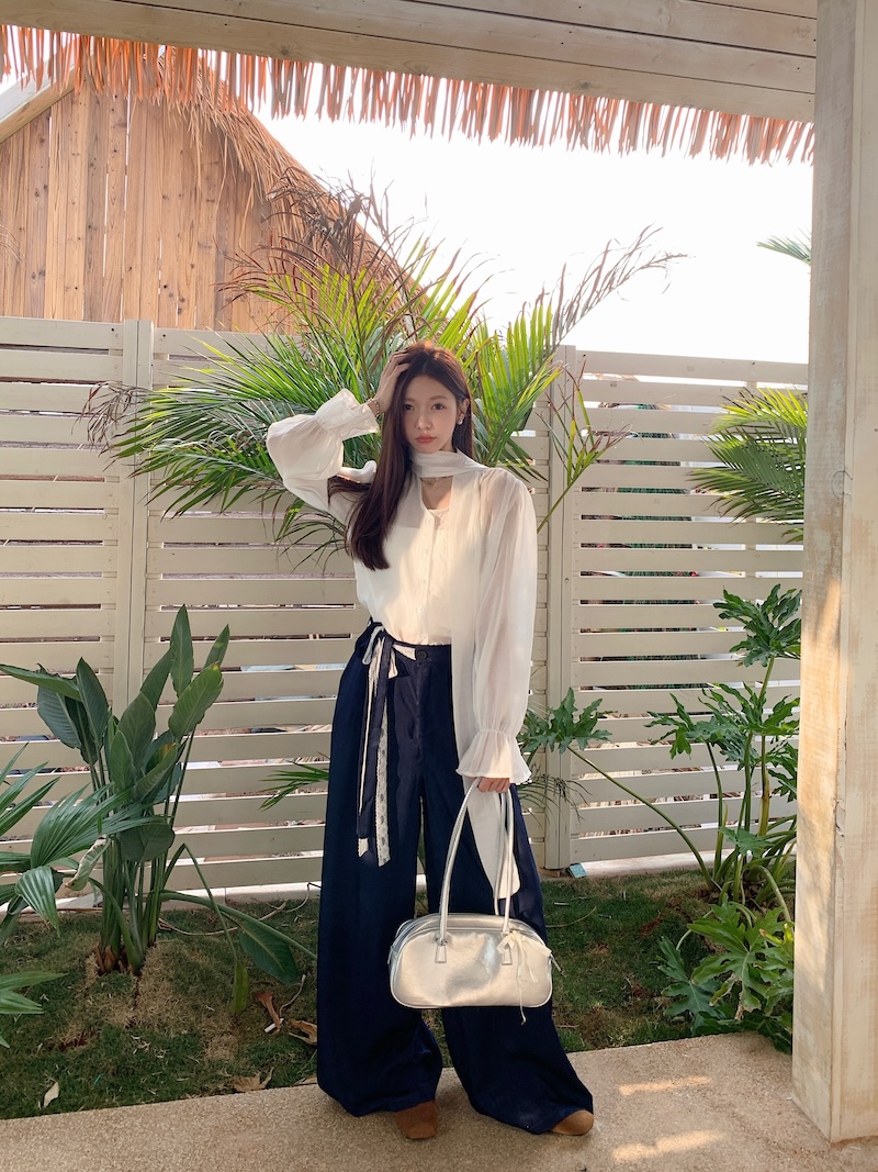 Real shot, slim flared sleeves, V-neck lace-up shirt + blue high-waisted floor wide-leg pants suit