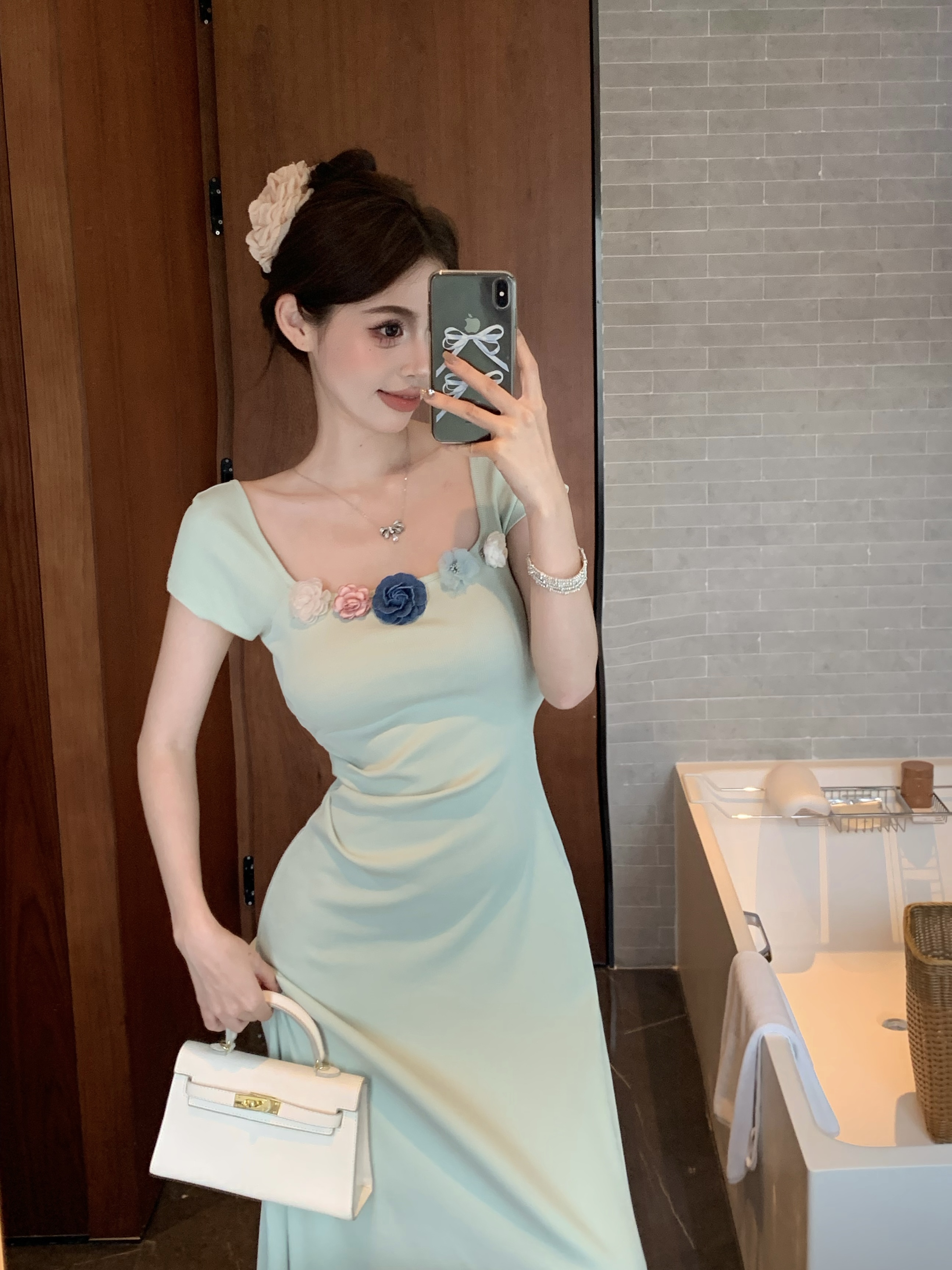 Real shot!  Temperament U-neck little woman dress with three-dimensional flowers and hips, slim short-sleeved long skirt in summer