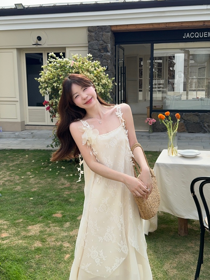 Real shot~ French holiday style three-dimensional one-shoulder suspender dress with gentle temperament and slim fairy skirt