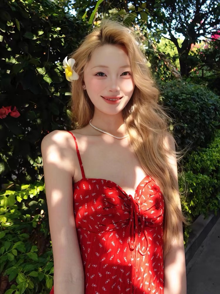 Retro hot girl pleated red suspender dress women's summer vacation style slim waisted A-line skirt short skirt