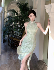 Real shot of summer retro new Chinese style waist-hugging halter neck sleeveless slit dress with hip cheongsam skirt for women