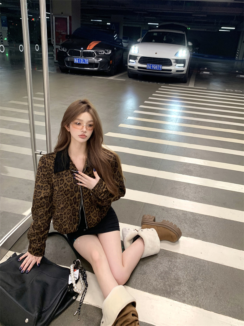 Real shot, niche temperament design, autumn and winter leopard print contrasting jacket top