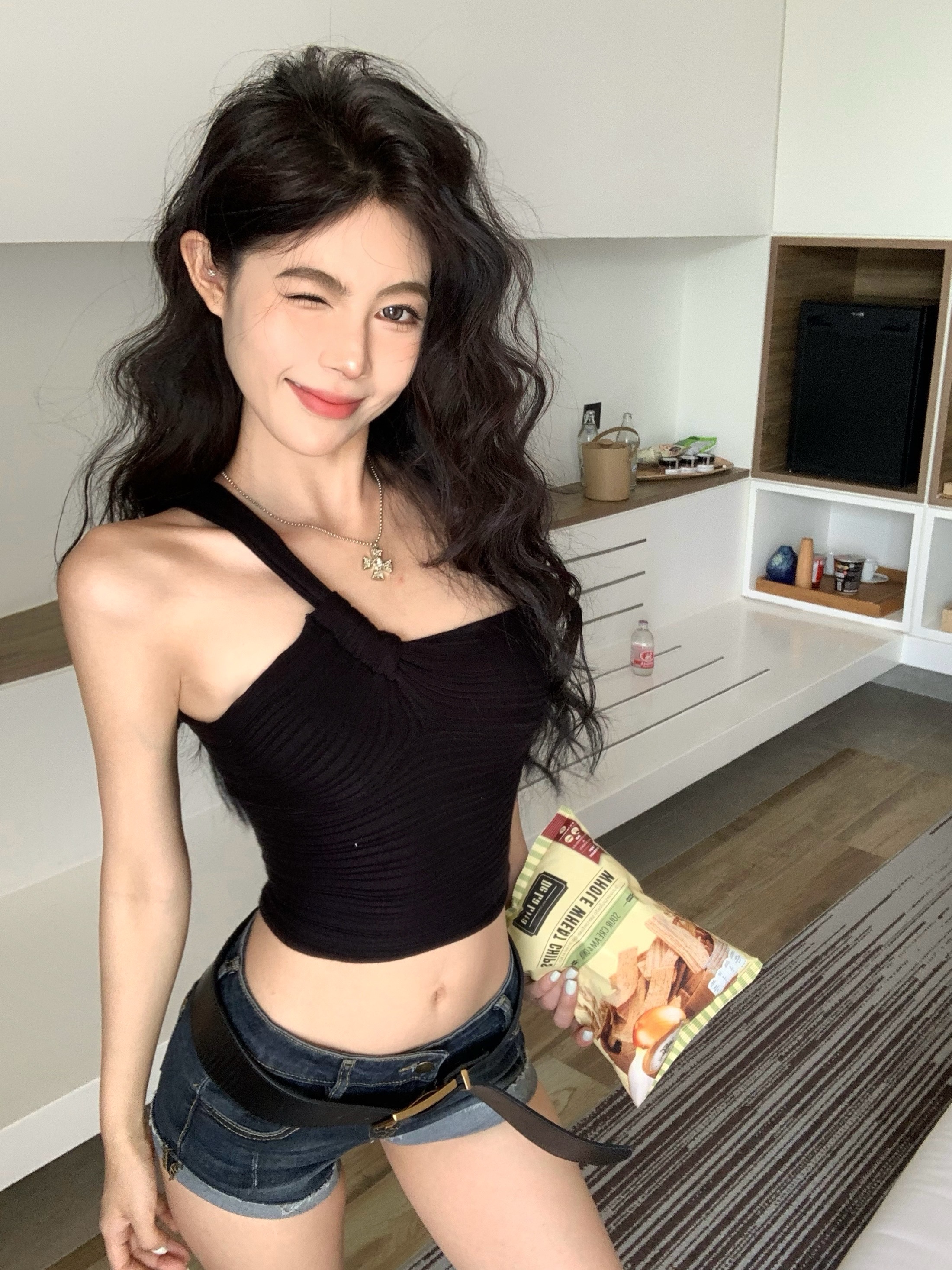 Real shot of sexy knitted suspender vest slim fit and slim design off-shoulder top