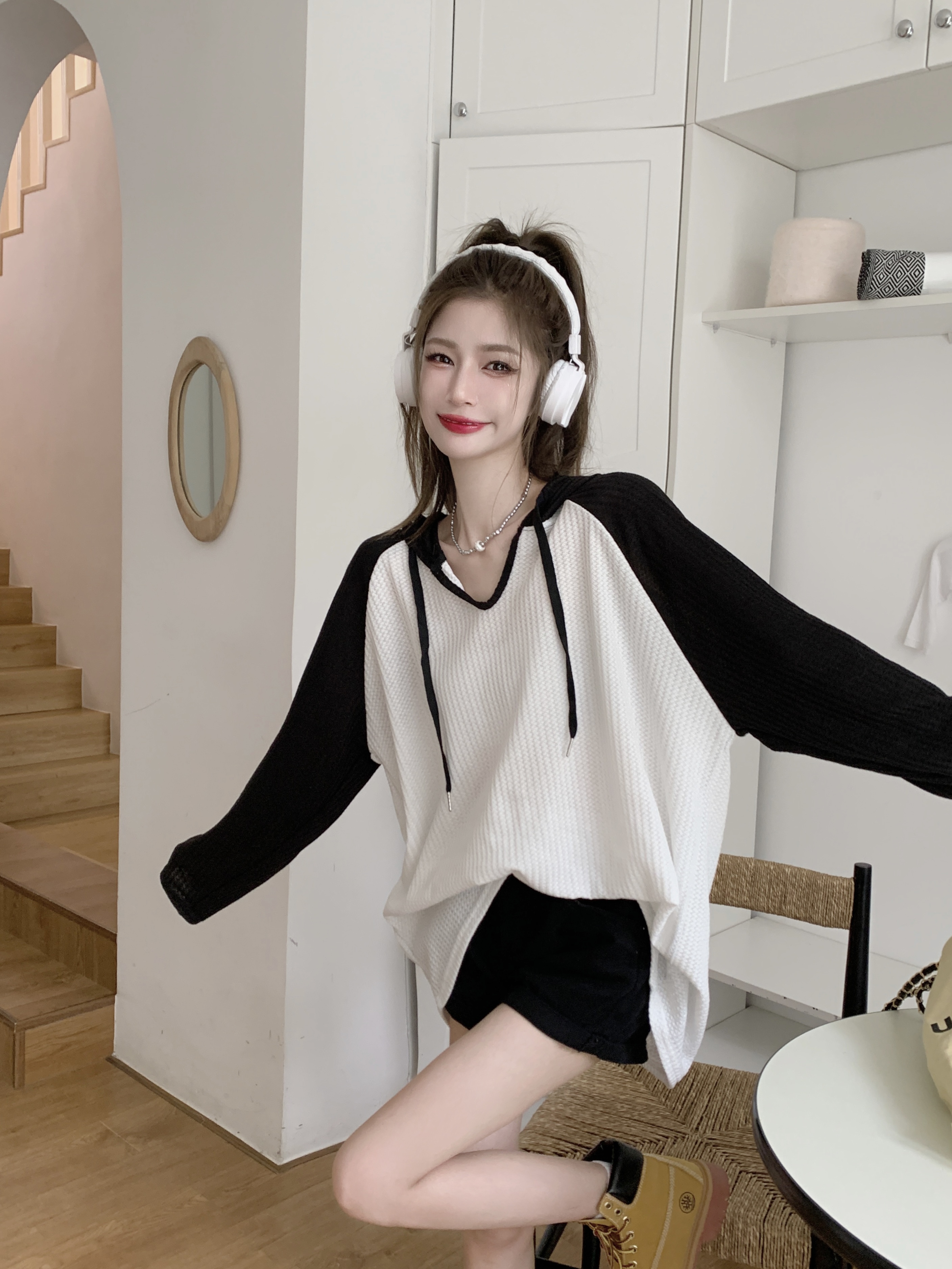 Real shot of Korean loose hooded T-shirt mid-length sunscreen shirt design long-sleeved top
