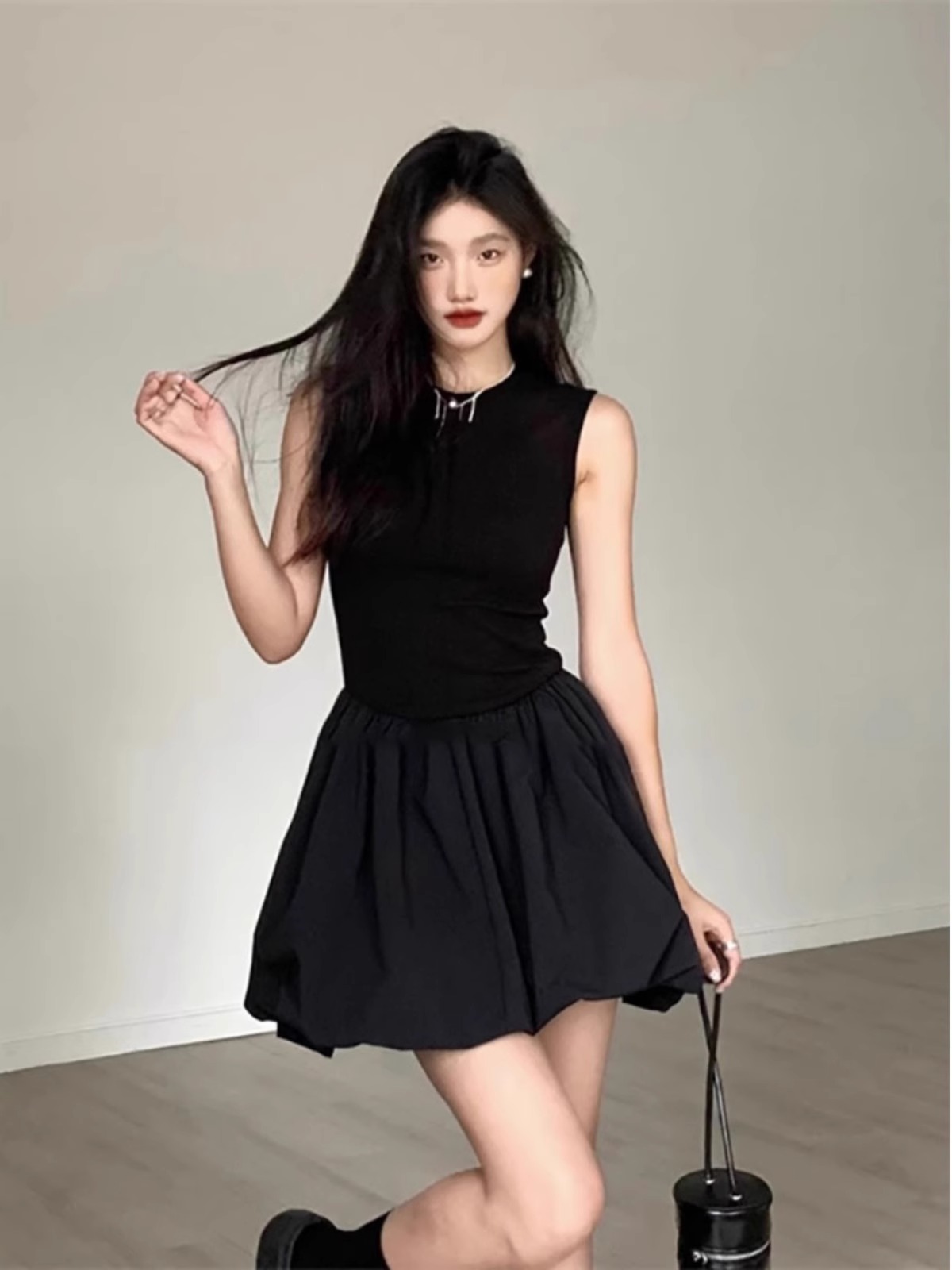 French niche black sleeveless dress for women in summer small temperament short skirt high-end waisted flower bud skirt