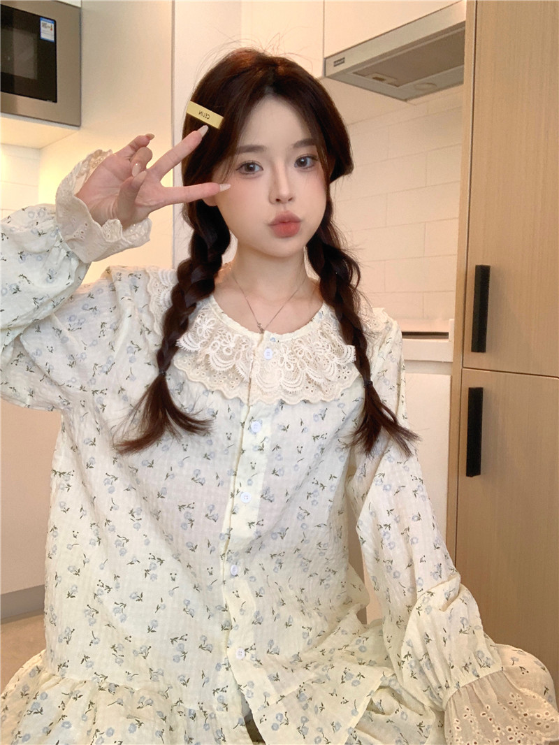 Real shot of Korean version of sweet lace doll neckline fresh floral loose casual outdoor wear clothes set