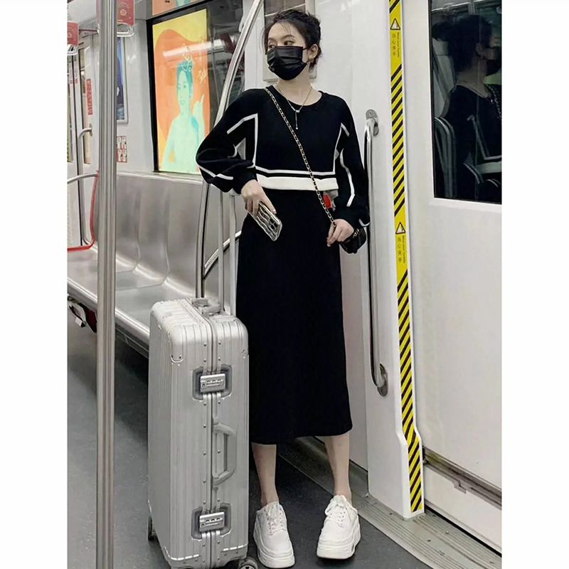 New autumn contrasting age-reducing dress for women's design and temperament, waist-hugging and slimming two-piece small black skirt