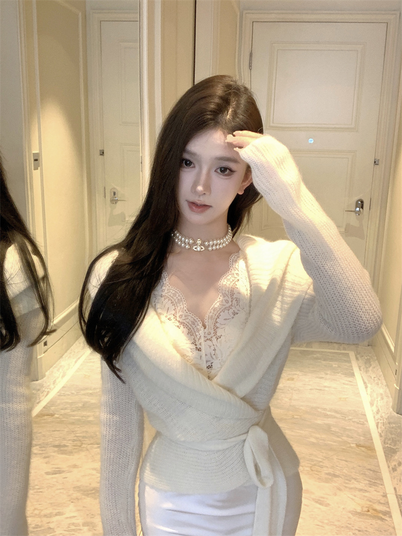 Real shot of gentle temperament intertwined V-neck sweater high-end cross-lace sweater jacket