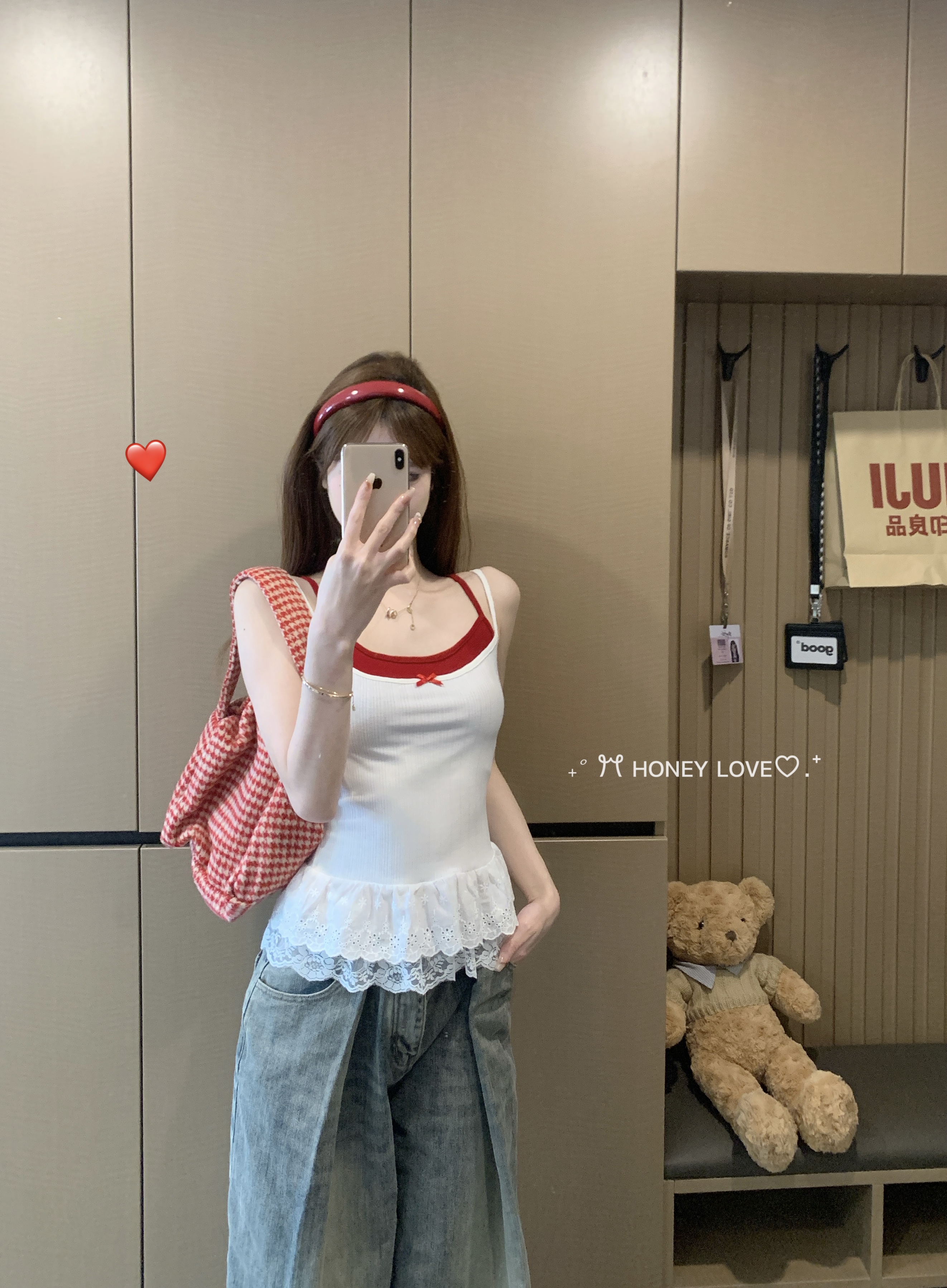 Real photo of white fake two-piece suspender vest bow with a base short hot girl wearing lace top