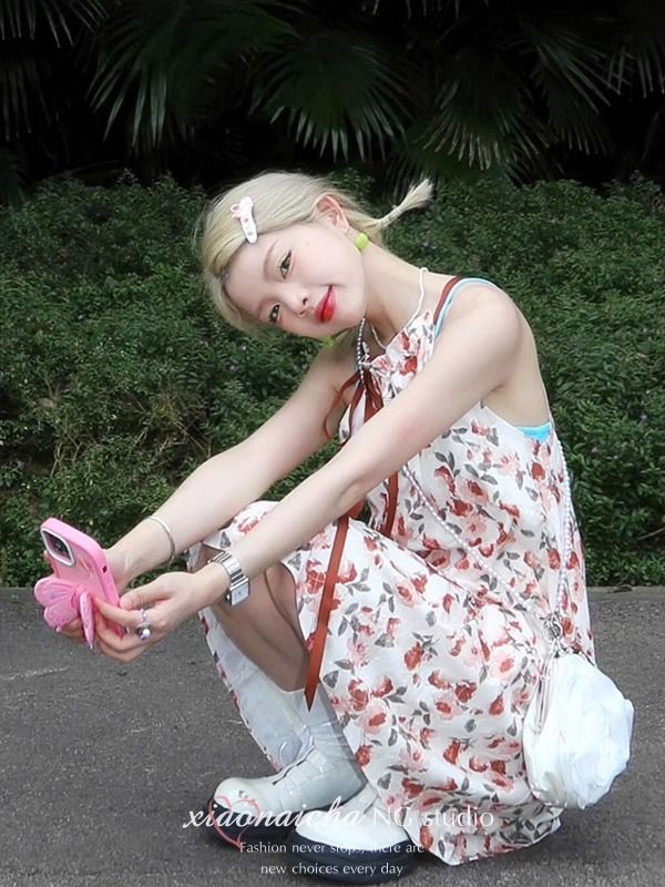 法式溫柔風碎花掛脖連衣裙女2025夏小個子設計感減齡無袖吊帶裙子