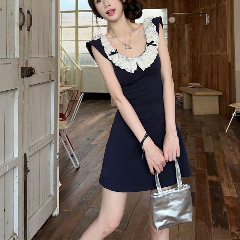 French temperament lace small flying sleeve dress for women in summer 2025 new small person with high waist-hugging skirt