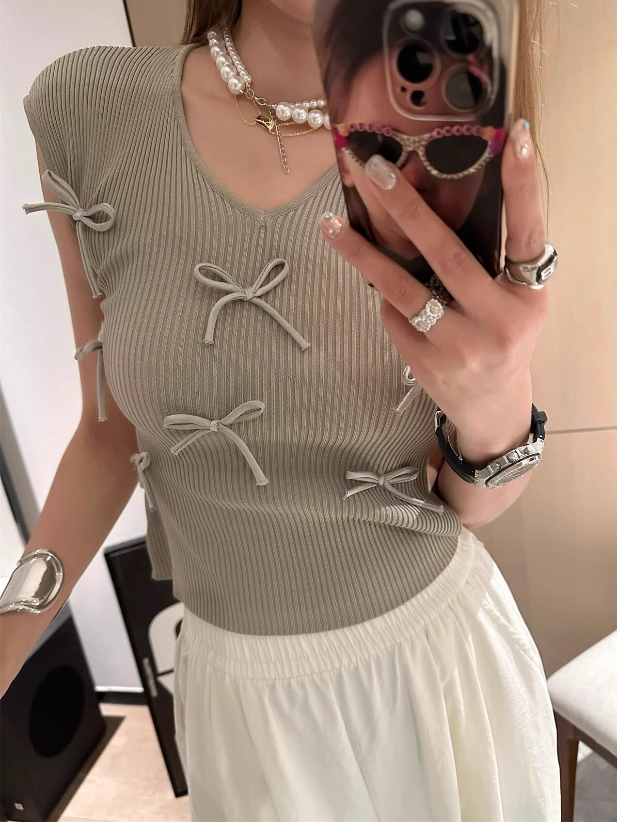 Playful and cute three-dimensional bow v-neck knitted vest Korean style slim sleeveless wavy side design khaki