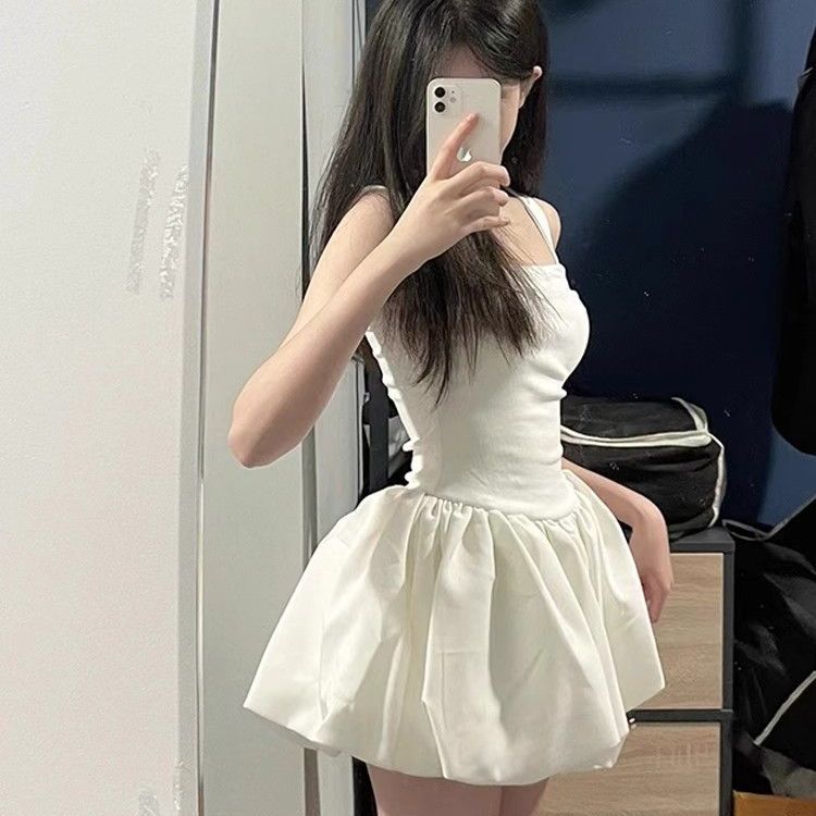 辣妹白色吊帶連衣裙女夏季氣質高級性感收腰顯瘦公主蓬蓬裙小個子