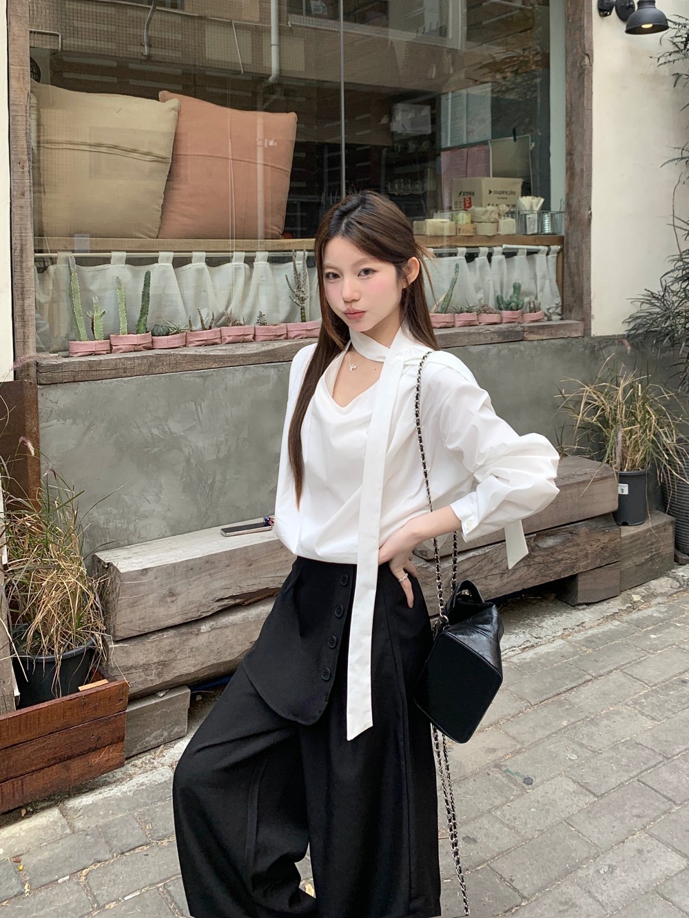 Real shot of gentle and lazy style, V-neck, loose long-sleeved atmosphere, casual shirt for women