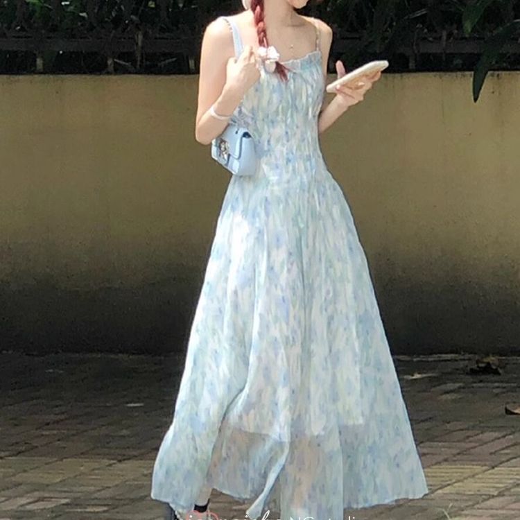 法式甜美藍色碎花吊帶連衣裙女夏季新款小個子收腰顯瘦無袖長裙子