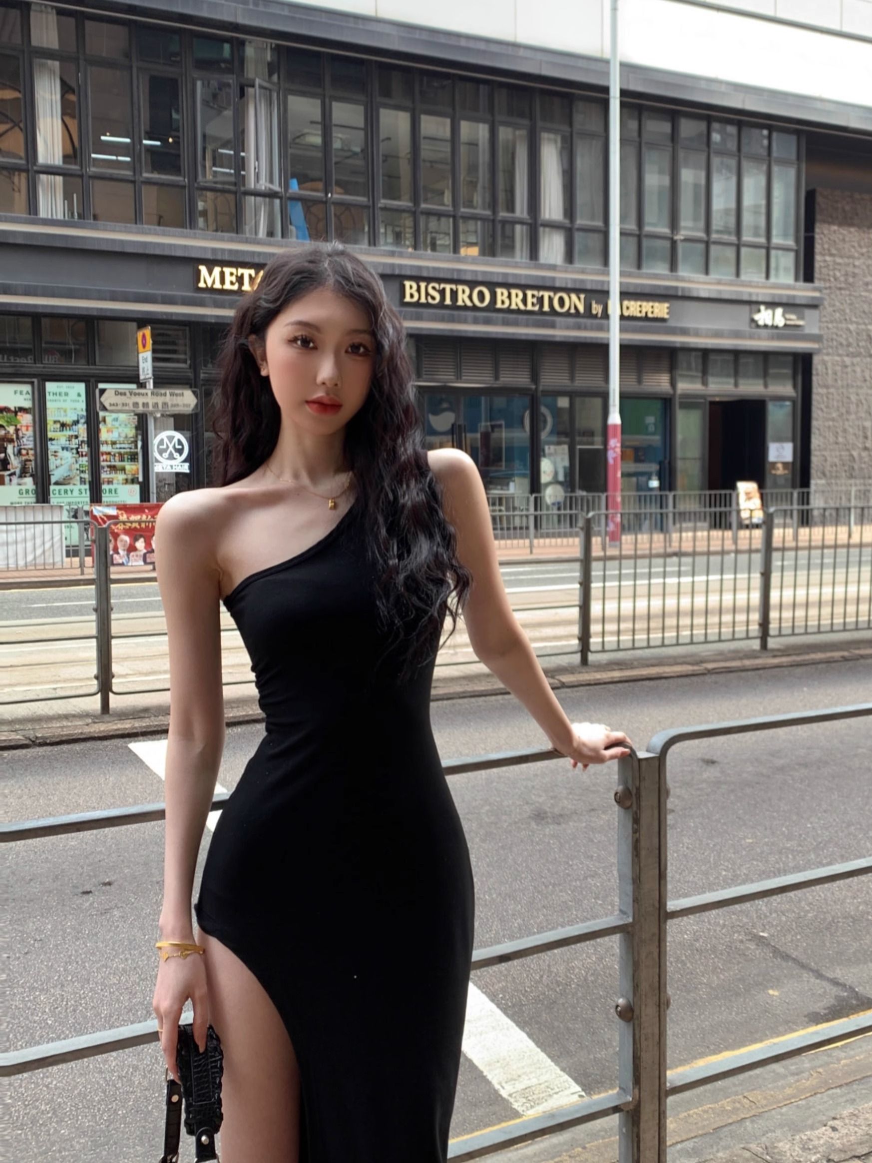 黑色單肩無袖背心連衣裙女裝夏季性感辣妹開叉中長裙收腰包臀裙子
