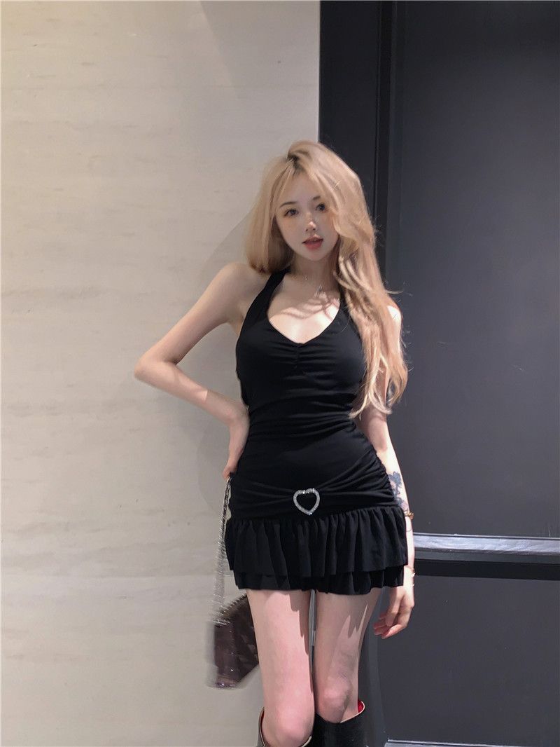 Hot girl pure halter neck and backless dress for women 2025 summer new style waist-hugging and slimming design ruffled short skirt