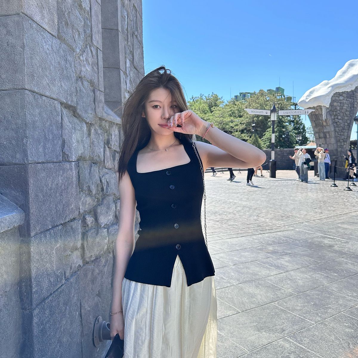 One-twined elegant sleeveless vest for women in summer, slim fit and slim suspender top