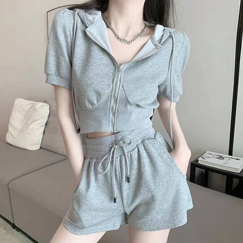 Sports and casual suits for women in spring and summer new salt-type street frying sweatshirt shorts thin fashion age-reducing two-piece set