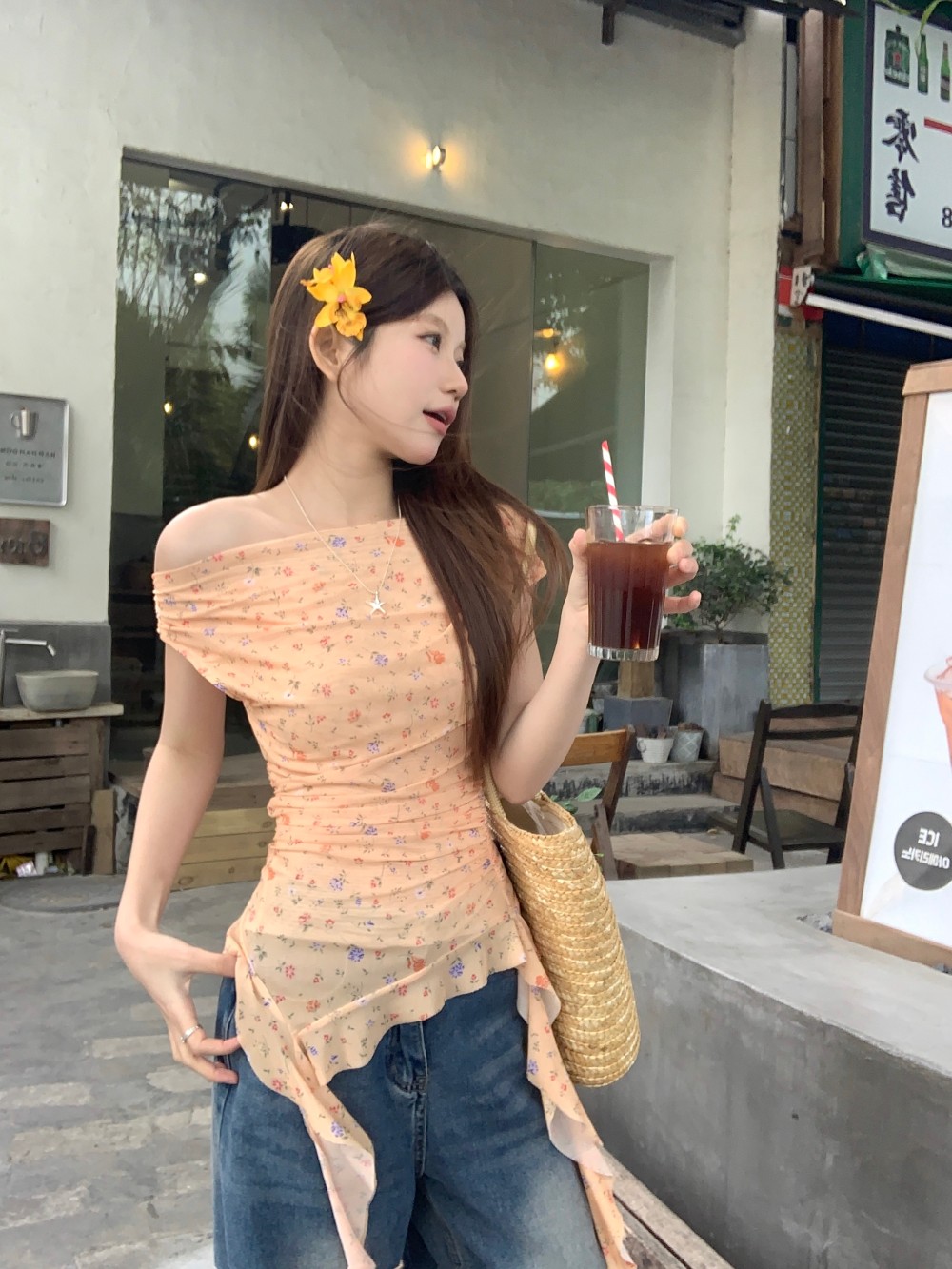 Real shot of one-shoulder French sweet floral short sleeve irregular slim hot girl base top for women